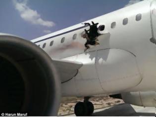 Φωτογραφία για Τρόμος στον αέρα: Έκρηξη σε αεροπλάνο άνοιξε τρύπα και έπεσε ένας άντρας στο κενό! [photo]