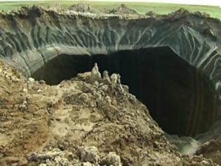 Φωτογραφία για ΤΡΟΜΕΡΟ: Ανοίγει η γη και δημιουργούνται τεράστιες τρύπες... [video]