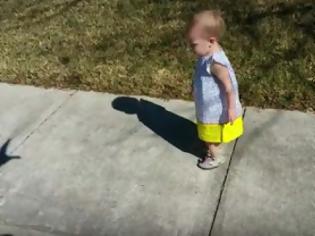 Φωτογραφία για Παιχνιδιάρης μπαμπας χρησιμοποιεί τη σκιά του για να τρομάξει την κόρη του... [video]