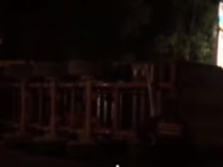 Φωτογραφία για ΠΡΙΝ ΛΙΓΟ: Ντελαπάρισε νταλίκα στην Λ. Καραμανλή στις Αχαρνές [photos+video]