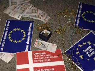 Φωτογραφία για Διαμαρτυρία και ψεύτικα κοσμήματα έξω από την πρεσβεία της Δανίας