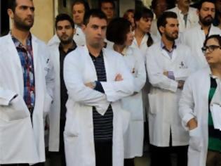 Φωτογραφία για Πάτρα: Έτοιμοι να μεταναστεύσουν στο εξωτερικό οι Πατρινοί γιατροί - Αδυνατούν να πληρώσουν ως και τις ασφαλιστικές τους εισφορές