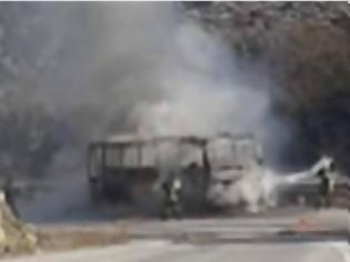 Φωτογραφία για Στις φλόγες τυλίχθηκε λεωφορείο στην Εθνική Κοζάνης - Λάρισας [photos]