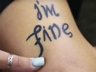 Φωτογραφία για Το Τατουάζ της γράφει «Είμαι Καλά» - Όταν όμως μας Αποκάλυψε το Κρυφό Μήνυμά της… Παγώσαμε! [video]