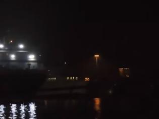 Φωτογραφία για Όταν φτάνουν τα πλοία στο λιμάνι του Πειραιά! [video]