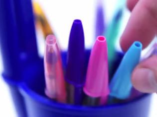 Φωτογραφία για Ο απίθανος λόγος που τα γνωστά μπλε καπάκια των στυλό έχουν τρύπα!