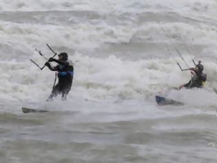 Φωτογραφία για «Δαμάζοντας» τα αγριεμένα κύματα του Κρητικού πελάγους – Ατρόμητοι σέρφερ στη θάλασσα