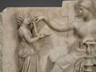 Φωτογραφία για Όργιο θεωριών γύρω από αρχαιοελληνικό γλυπτό στο οποίο εμφανίζεται «laptop»