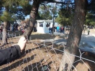 Φωτογραφία για Γκρέμισαν τον φράχτη εξαγριωμένοι πολίτες στο στρατόπεδο για τους πρόσφυγες στο δήμο Δέλτα [video-photos]