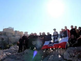 Φωτογραφία για Τη σημαία του γερμανικού Ράιχ σήκωσαν στην Ακρόπολη οι «προσκεκλημένοι» της Χρυσής Αυγής
