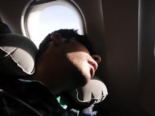 Φωτογραφία για Αυτό είναι το κόλπο για να κοιμηθείς άνετα σε αεροπλάνο...