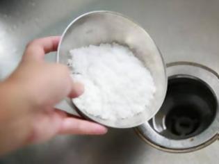Φωτογραφία για Γιατί βάζει αλάτι στον νεροχύτη; [video]