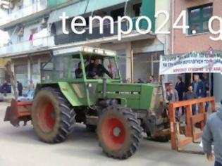 Φωτογραφία για Πάτρα: Αγρότες της δυτικής Αχαΐας μπούκαραν με τρακτέρ και στα γραφεία του ΟΠΕΚΕ μετά τη Γ' ΔΟΥ - Κλειστή η οδός Αθηνών...
