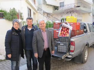 Φωτογραφία για Δωρεά μήλων από τον Κρουσώνα για το Κοινωνικό Παντοπωλείο Μαλεβιζίου