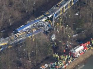 Φωτογραφία για Τραγωδία στη Βαυαρία: Δέκα νεκροί, ένας αγνοούμενος και 81 τραυματίες από μετωπική σύγκρουση τρένων [photos]