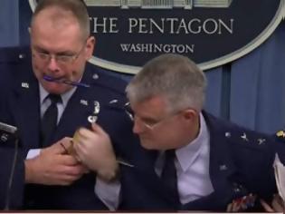 Φωτογραφία για Επικεφαλής της Πολεμικής Αεροπορίας των ΗΠΑ λιποθύμησε μπροστά στις κάμερες [video]