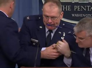 Φωτογραφία για Επικεφαλής της Πολεμικής Αεροπορίας των ΗΠΑ λιποθύμησε μπροστά στις κάμερες (Βίντεο)