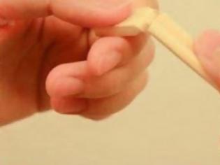 Φωτογραφία για Γυναίκα έριξε το ίντερνετ - Ανακάλυψε τυχαία ότι όλοι χρησιμοποιούν λάθος τα chopsticks