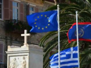 Φωτογραφία για Μεσίστιες κυματίζουν οι Ελληνικές σημαίες στο Ναύπλιο [photos]