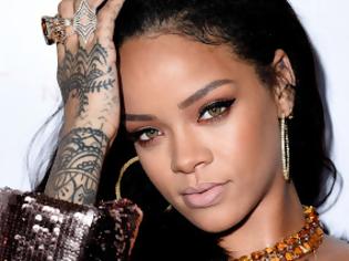 Φωτογραφία για Η απίστευτη εμφάνιση της Rihanna σε εκδήλωση... [photo]