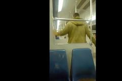Το βίντεο που κάνει το γύρο του διαδικτύου: Φύλακας διώχνει Αφρικανό από τον ΗΣΑΠ... [video]