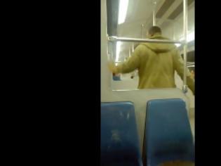 Φωτογραφία για Το βίντεο που κάνει το γύρο του διαδικτύου: Φύλακας διώχνει Αφρικανό από τον ΗΣΑΠ... [video]
