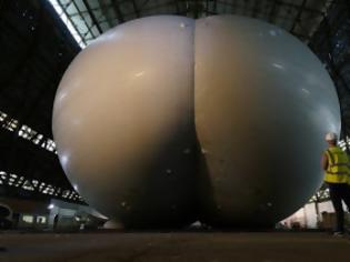 Φωτογραφία για Το μεγαλύτερο αεροσκάφος στον κόσμο θυμίζει γιγάντιο... πισινό!