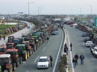 Φωτογραφία για Παραμένουν στα μπλόκα οι αγρότες και χωρίζουν την Ελλάδα στα δυο...