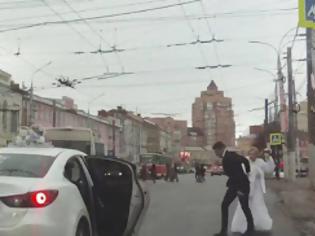 Φωτογραφία για Έγινε viral: Νύφη χτυπά τον γαμπρό με την ανθοδέσμη, το σκάει από το γαμήλιο αυτοκίνητο και φεύγει με... [video]