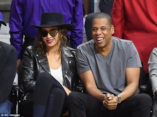 Φωτογραφία για Απίστευτα! Δείτε τι παπούτσια φορούσε η Beyonce όταν πήγε να δει μπάσκετ με τον Jay-Z! [photos]