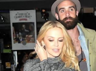 Φωτογραφία για Η 47χρονη Kylie Minogue αρραβωνιάστηκε τον 28χρονο σύντροφό της