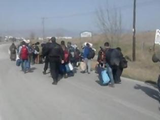 Φωτογραφία για ΧΑΜΟΣ: Ανέβασαν πρόσφυγες στα λεωφορεία, τους κατέβασαν κι εκείνοι έφυγαν πεζή [photo+video]