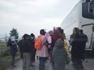 Φωτογραφία για Κάτω από δρακόντεια μέτρα ασφαλείας έφτασαν οι μετανάστες στα Διαβατά... [video]