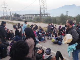 Φωτογραφία για ΤΩΡΑ: Χάος στην είσοδο της Λαμίας – Χιλιάδες πρόσφυγες πάνε και έρχονται... [photos]