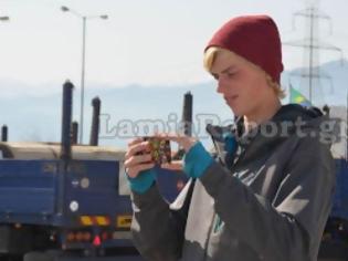 Φωτογραφία για Φθιώτιδα: Ο 21χρονος εθελοντής που ταξιδεύει μαζί με τους πρόσφυγες