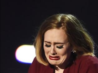 Φωτογραφία για Αυτό θα πει Global Success! Η Adele ξεσπά σε κλάματα όταν ένας... αστροναύτης της δίνει βραβείο... [photos]
