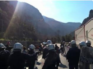 Φωτογραφία για Τέμπη: «Μπλόκο» αστυνομικών στην πορεία των προσφύγων προς την Ειδομένη [video]