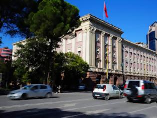 Φωτογραφία για Χαμός στην αλβανική βουλή: Στελέχη της αντιπολίτευσης πέταξαν αυγά στον πρωθυπουργό Ράμα