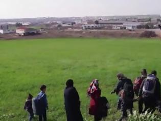 Φωτογραφία για Πρόσφυγες εγκαταλείπουν το στρατόπεδο στα Διαβατά [video]
