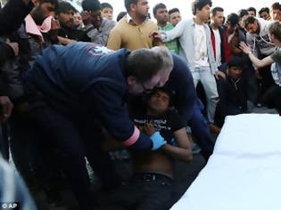 Φωτογραφία για Η σοκαριστική στιγμή που δυο πρόσφυγες πάνε να αυτοκτονήσουν στην Αθήνα... [photos]