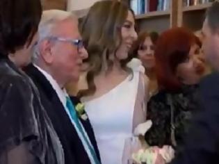 Φωτογραφία για Παντρεύτηκε ο Βουτσάς - Χαμός στο δημαρχείο... [photo+video]