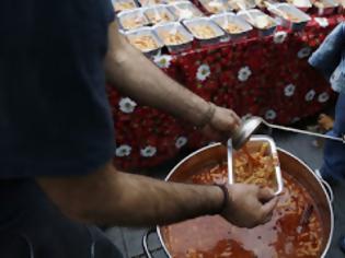 Φωτογραφία για Δέκα χιλιάδες μερίδες φαγητού, σε δυο μέρες, από την «Αποστολή» για τους πρόσφυγες
