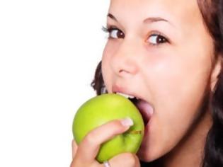 Φωτογραφία για Μήλα και φράουλες «διώχνουν» τα κιλά της ηλικίας