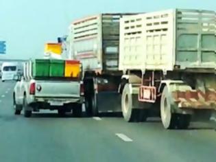 Φωτογραφία για Τρελή κόντρα! Αγροτικό εναντίον φορτηγού... Ποιος θα κερδίσει; [video]