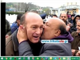 Φωτογραφία για Οι πρόσφυγες έπνιξαν στα φιλιά τους Αστυνομικούς που τους ανακοίνωσαν ότι θα φύγουν... [video]