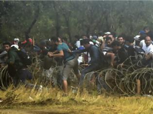 Φωτογραφία για Η στιγμή που οι πρόσφυγες ρίχνουν τον φράχτη στην Ειδομένη... [video]