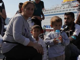 Φωτογραφία για “Βουλιάζει” ο Πειραιάς από τους πρόσφυγες – Έκτακτα μέτρα από το υπ. Υγείας