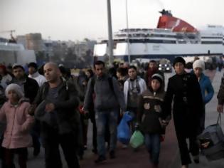 Φωτογραφία για Βουλιάζουν τα νησιά από πρόσφυγες και μετανάστες που περιμένουν πλοίο για τον Πειραιά...