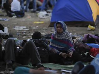 Φωτογραφία για Δραματική η κατάσταση στην Ειδομένη: Οι πρόσφυγες χρειάζονται ρούχα μετά τη βροχή και φαγητό...