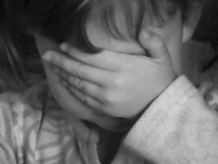 Φωτογραφία για ΣΥΓΚΛΟΝΙΖΕΙ: Τα σπαρακτικά δάκρυα της μικρής Μελίνας δίπλα στην αναίσθητη έγκυο μητέρα της